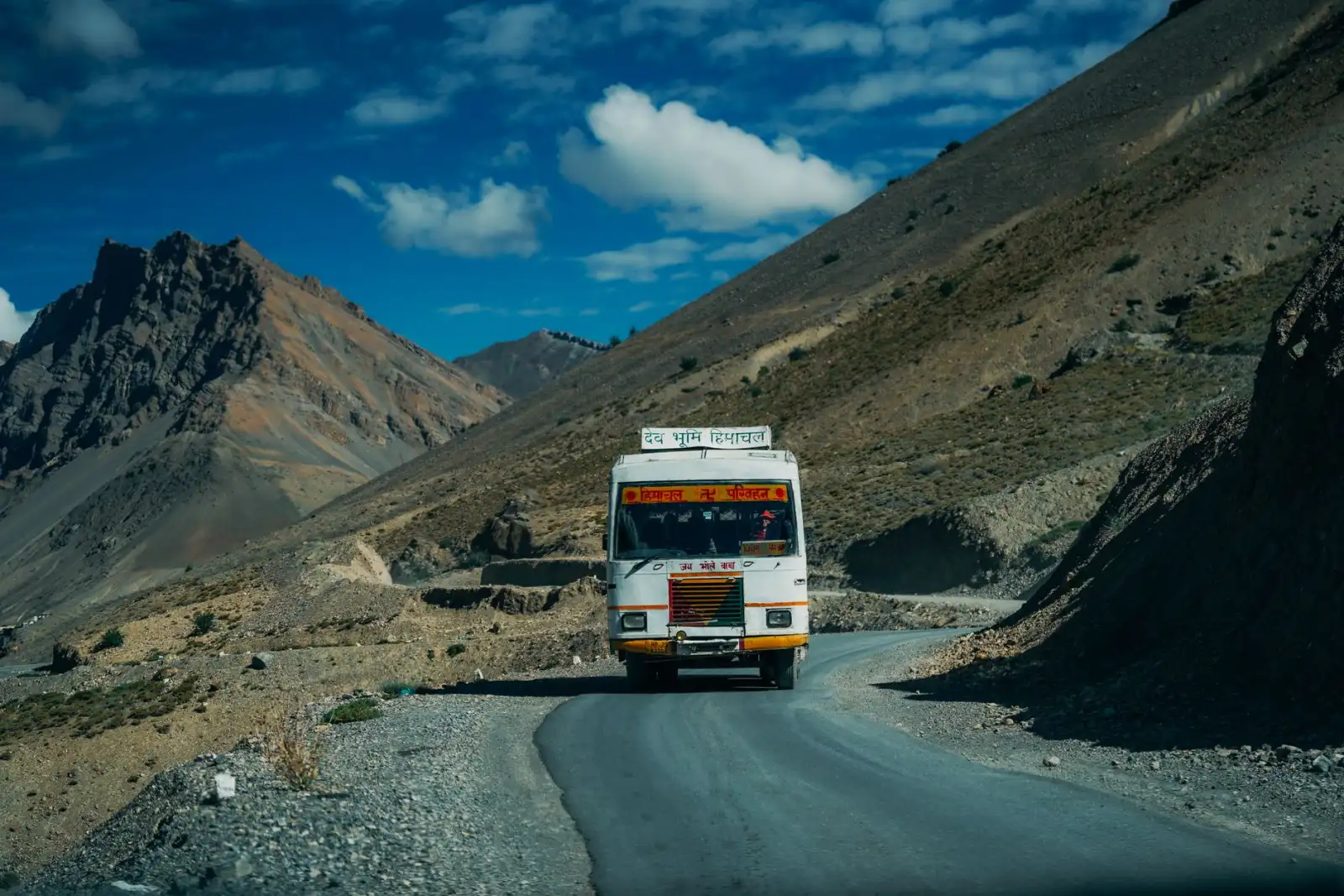 Overnight Volvo bus on the Delhi–Manali highway